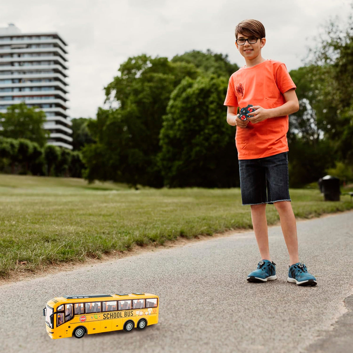 Juguete Auto Bus Escolar a Control Remoto Puertas Y Luces Amarillo